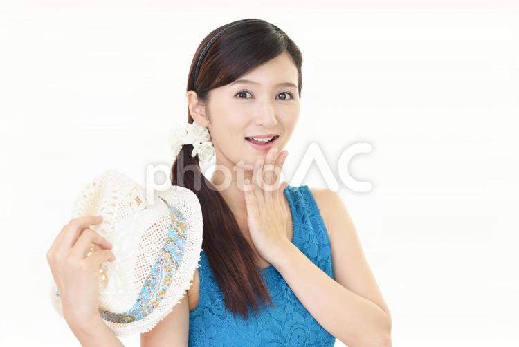 帽子を持つ笑顔の女性 女性,女,笑顔の写真素材