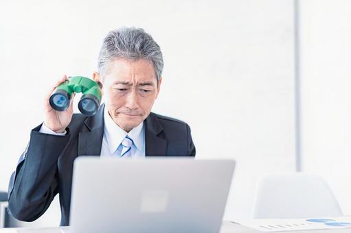 双眼鏡でパソコンを検証する男性 目,オフィス,コンピューターの写真素材