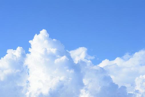 <夏のイメージ>青空と入道雲 <夏のイメージ>青空と入道雲の写真