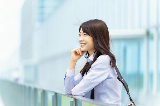遠くを見つめる女性・ビジネスウーマン 女性,笑顔,ビジネスの写真素材