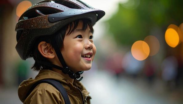 自転車用ヘルメットをかぶる男の子 自転車用ヘルメットをかぶる男の子の写真