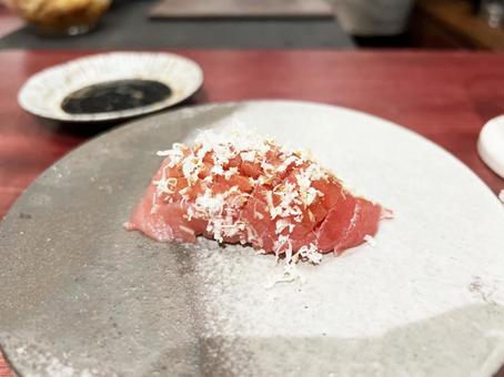 美味しそうな中トロの寿司、山わさびがけ 山わさび,中トロ,握り寿司の写真素材