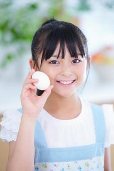 キッチンで材料を手に嬉しそうにする子ども 女の子,小学生,日本人の写真素材