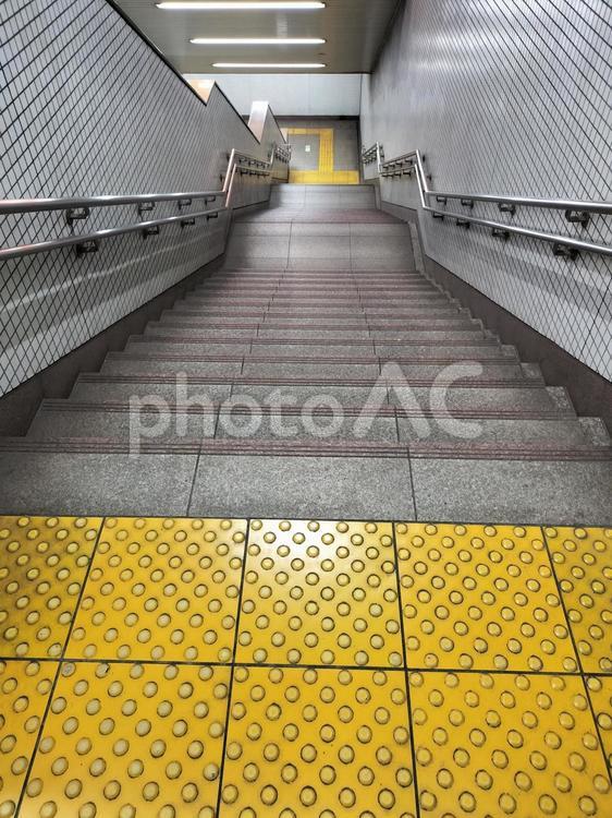 真っ直ぐな階段(上から) 階段,地下道,真っ直ぐの写真素材