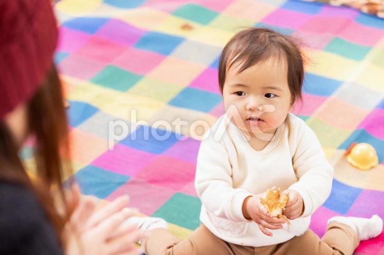 赤ちゃんをあやす女性（手を叩く） 赤ちゃん,ママ,笑顔の写真素材