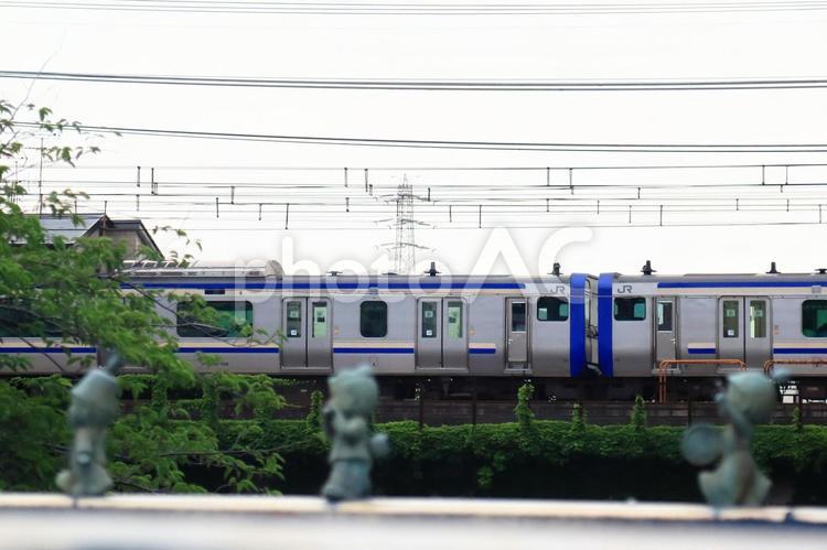 船橋郷土舞踊のモニュメントと総武快速線 鉄道,交通,乗り物の写真素材