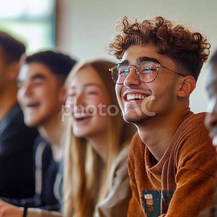 楽しく授業を受ける生徒たち 授業,学習塾,塾の写真素材