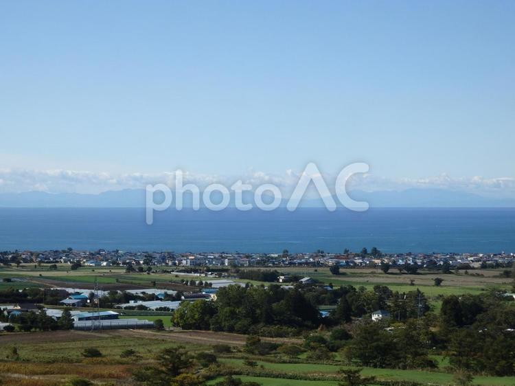 田園と海_北海道伊達市 空,晴れ,海の写真素材