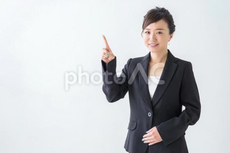 【切抜PSD】案内する女性 ビジネスウーマン,キャリアウーマン,笑顔の写真素材