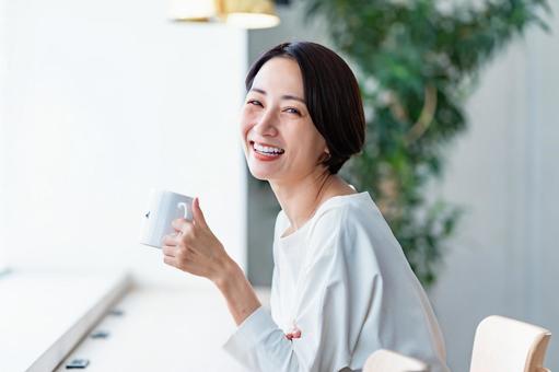 コーヒーを飲む女性 コーヒーを飲む女性 女性,マグカップ,カフェの写真素材