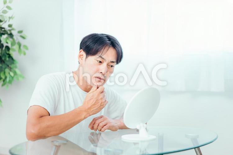 肌に悩む男性（口・顎・考える） メンズ美容,口,髭脱毛の写真素材