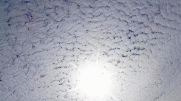 秋の空 太陽光と白いもこもこ雲の背景 秋の空 太陽光と白いもこもこ雲の背景の写真