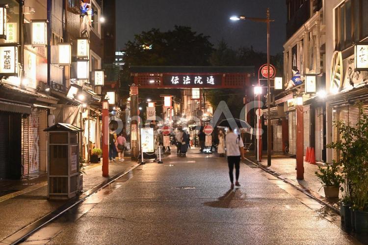 浅草伝法院通りの夜景 浅草,伝法院,通りの写真素材