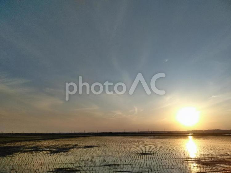 田園の夕日 夕焼け,空,雲の写真素材