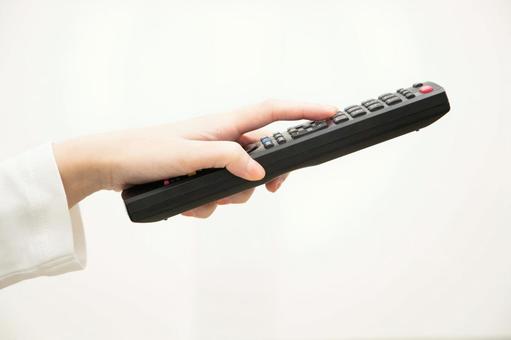 リモコンのボタンを押す女性の手 リモコンのボタンを押す女性の手 リモコン,テレビ,持つの写真素材