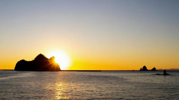 沈む太陽　西伊豆大田子海岸で見る夕日 夕日,夕焼け,海の写真素材