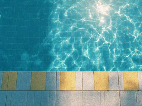 キラキラ輝く夏のプール キラキラ輝く夏のプールの写真