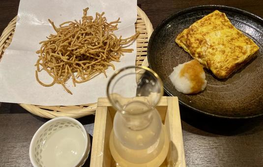 冷酒とだし巻き玉子と揚げ蕎麦。1人飲み 冷酒とだし巻き玉子と揚げ蕎麦。1人飲み 居酒屋,蕎麦屋,飲みの写真素材