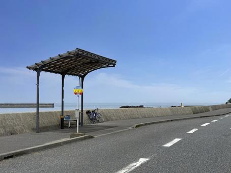 海辺のバス停(上古江停)_4 海辺のバス停(上古江停)_4 バス停,海辺,自転車の写真素材