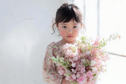 花束を持った女の子-5の写真