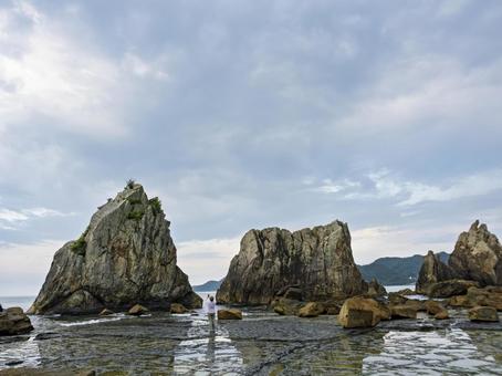 大岩が並ぶ橋杭岩の景観 大岩が並ぶ橋杭岩の景観 橋杭岩,和歌山,奇岩の写真素材