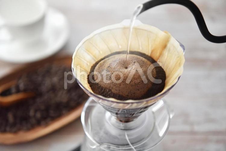 コーヒー　淹れるイメージ コーヒー,コーヒー豆,珈琲豆の写真素材