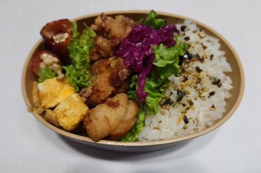 大きなから揚げのお弁当 チキン,唐揚げ,紫キャベツの写真素材