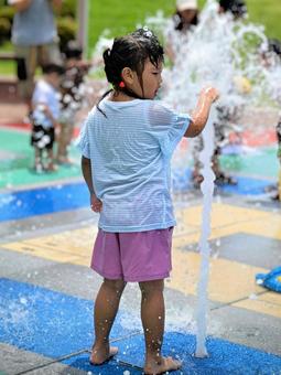 噴水で水遊びをする女の子 噴水で水遊びをする女の子 噴水,遊び,遊ぶの写真素材