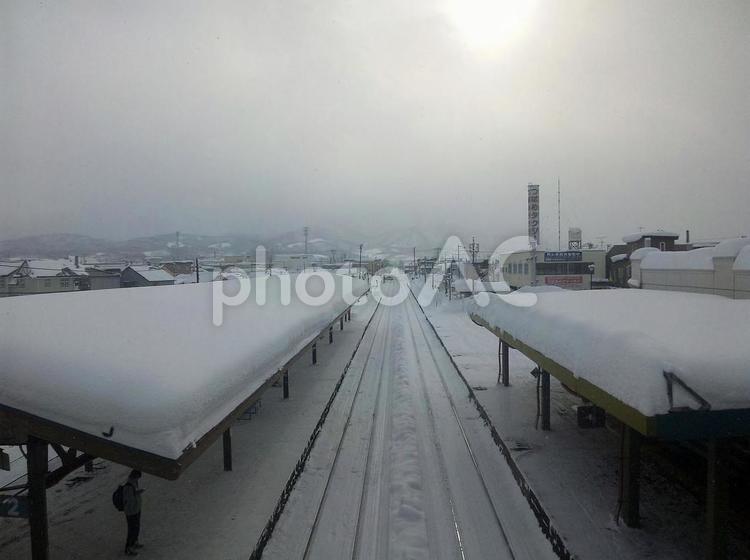 真冬の北海道の駅ホームと線路 真冬,北海道,駅の写真素材