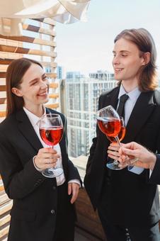 ワイングラスを持ち楽しそうな外国人男女 男女,外国人,ビジネスの写真素材