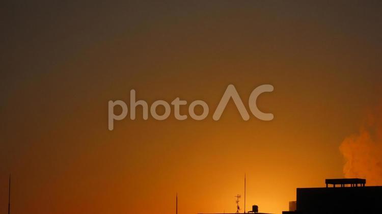 夜明け前 湯けむりとビルのシルエット 夜明け前,夜明け,空の写真素材