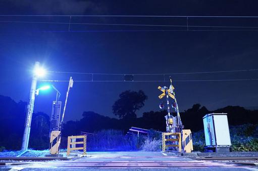国道6号夜、殺虫灯に照らされる銅像山踏切 国道6号夜、殺虫灯に照らされる銅像山踏切の写真