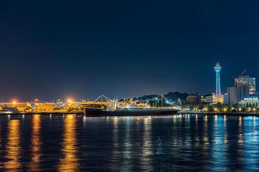 海風と夜景 みなとみらい,船,夜景の写真素材