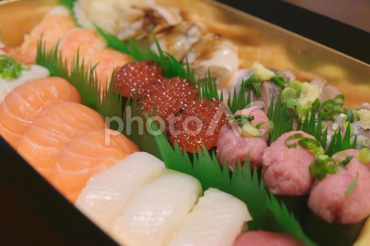寿司握りずし宅配持ち帰り用いくらサーモン 寿司,握りずし,和食の写真素材