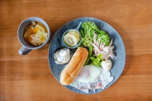 洋風朝食プレートとスープ 洋風朝食プレートとスープ 朝食,洋食,朝ごはんの写真素材