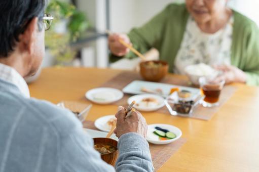 朝食を食べるシニアの夫婦 朝食を食べるシニアの夫婦 食事,食べる,シニアの写真素材
