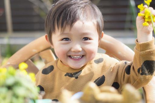 2-year-old child with a shining smile, बच्चे, दो साल का, मुस्कुराता हुआ चेहरा, JPG