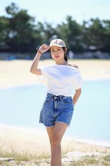 海辺でポーズをとる女性 海辺でポーズをとる女性 女性,海,夏の写真素材
