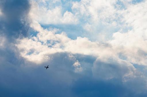 空と雲と飛行機 空と雲と飛行機の写真
