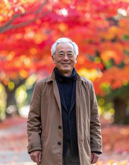 秋・紅葉・元気な高齢男性 秋・紅葉・元気な高齢男性の写真