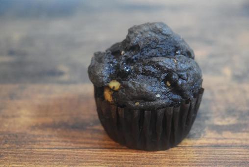 焼きたてのダークチョコレートマフィン 焼きたてのダークチョコレートマフィンの写真
