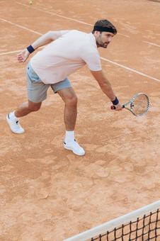 クレイコートでボールを追う男性テニス選手 男性,外国人,テニスの写真素材