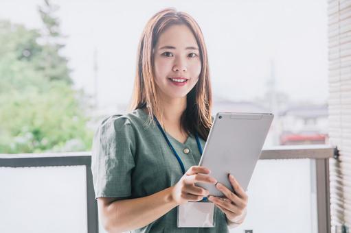 タブレットで仕事する女性 タブレットで仕事する女性 ビジネス,働く女性,タブレットの写真素材