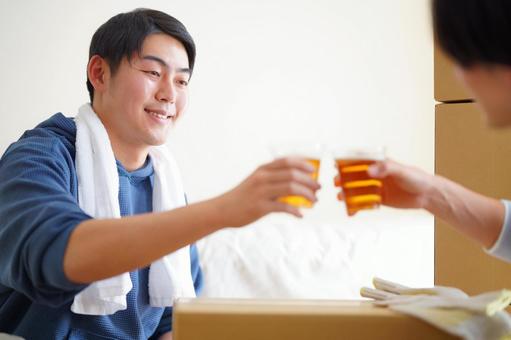 引っ越し最中にビールで乾杯する2人の男性 引っ越し最中にビールで乾杯する2人の男性 引っ越し,一人暮らし,男性の写真素材