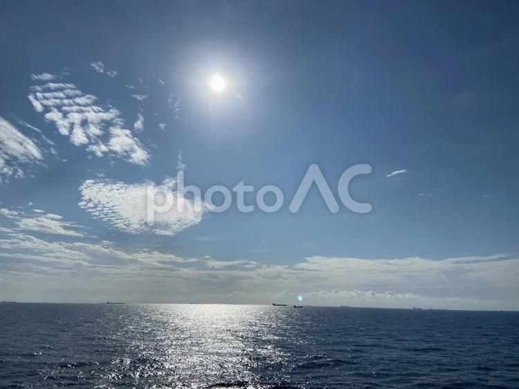 どこまでも広がる大海原、水平線＠シンガポール沖 船上,クルーズ,船の写真素材
