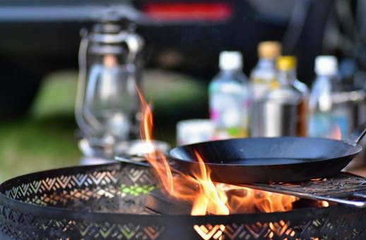 赤々と燃える焚火台とフライパン 赤々と燃える焚火台とフライパン 焚火台,bbq,バーベキュウの写真素材