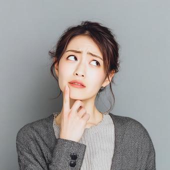 困惑した表情の日本人女性 困惑した表情の日本人女性の写真
