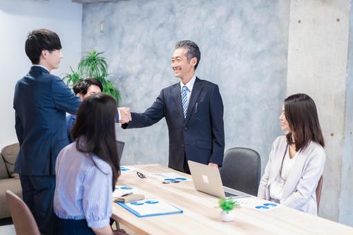 笑顔で握手をするビジネスパーソン 笑顔で握手をするビジネスパーソン 合意,挨拶,歓迎の写真素材