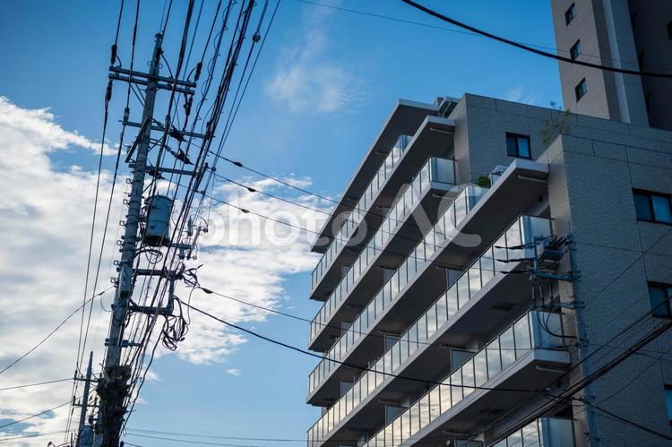 好天の下で太陽光に照らされたマンション 人物なし,都市,建築の写真素材