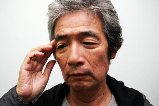 悩むシニア男性 悩むシニア男性 シニア男性,シニア,老人の写真素材